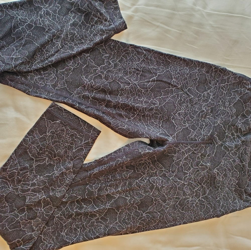 Align leggings 7/8 length.